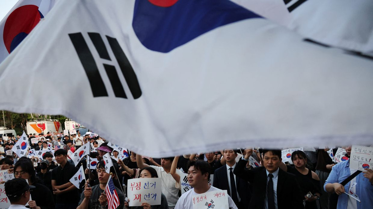 South Korea's President Lee Calls for Restraint Amid Election Ballot Shortage Protests