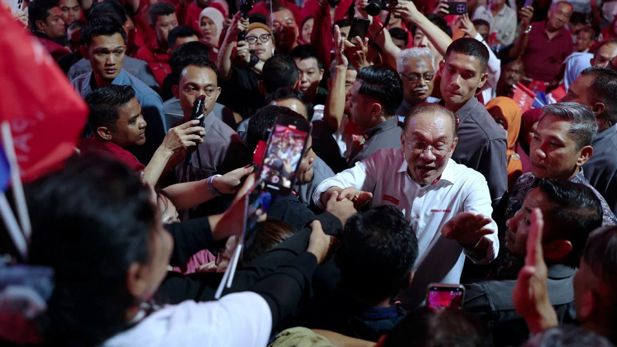 Anwar Leads Pakatan Harapan Into Johor Battle With Full 56-Candidate Lineup