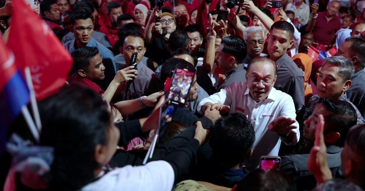Anwar Leads Pakatan Harapan Into Johor Battle With Full 56-Candidate Lineup