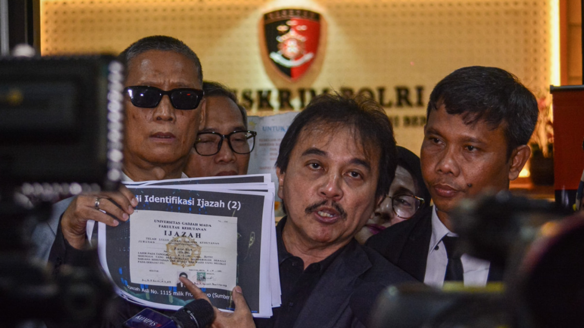 Ex-Indonesian minister Roy Suryo detained over Jokowi diploma defamation allegations