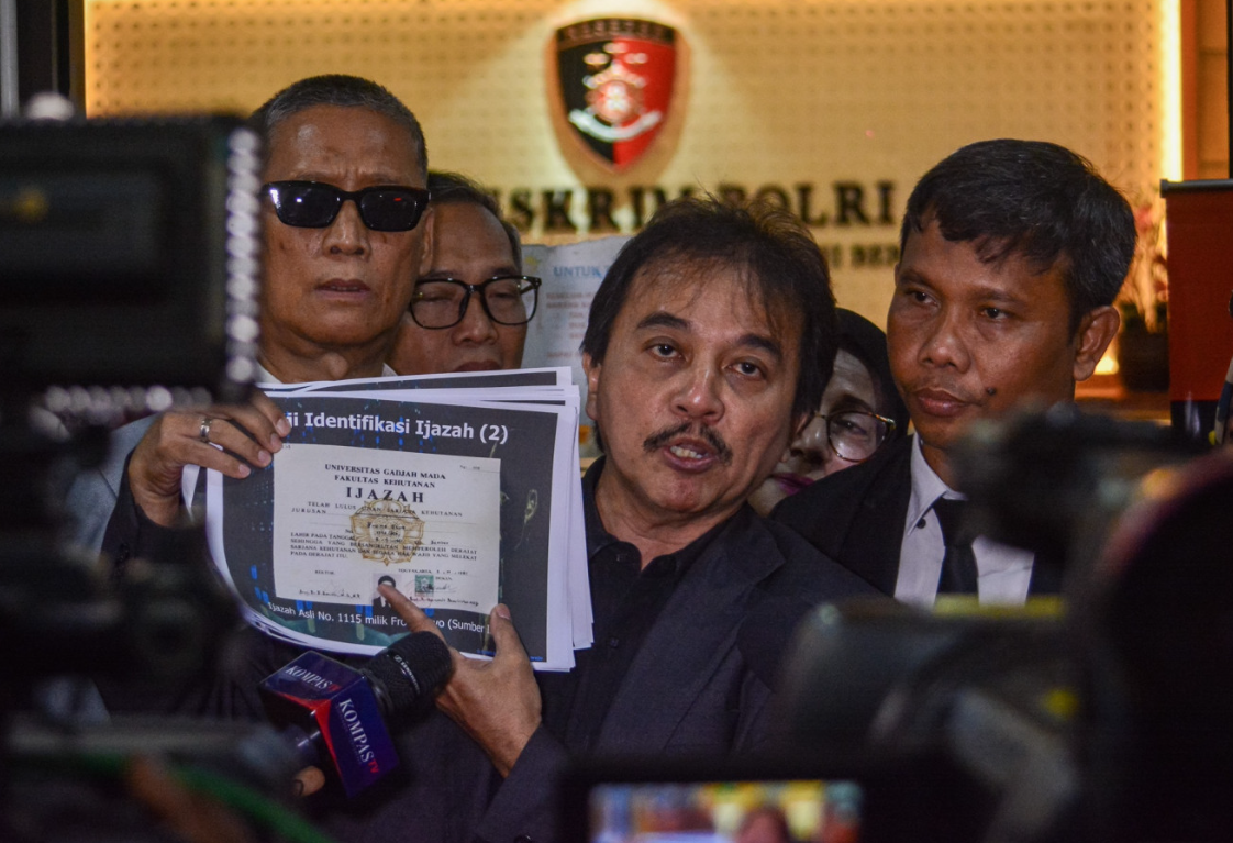 Ex-Indonesian minister Roy Suryo detained over Jokowi diploma defamation allegations