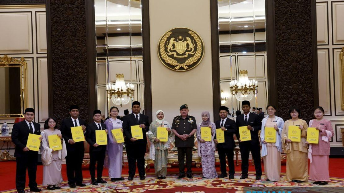 King Presents 2026 BYDPA Scholarships to 14 High Achievers
