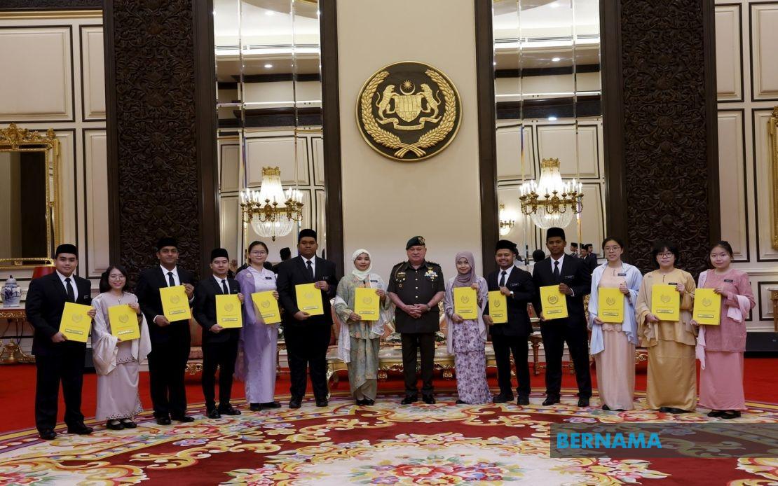 King Presents 2026 BYDPA Scholarships to 14 High Achievers