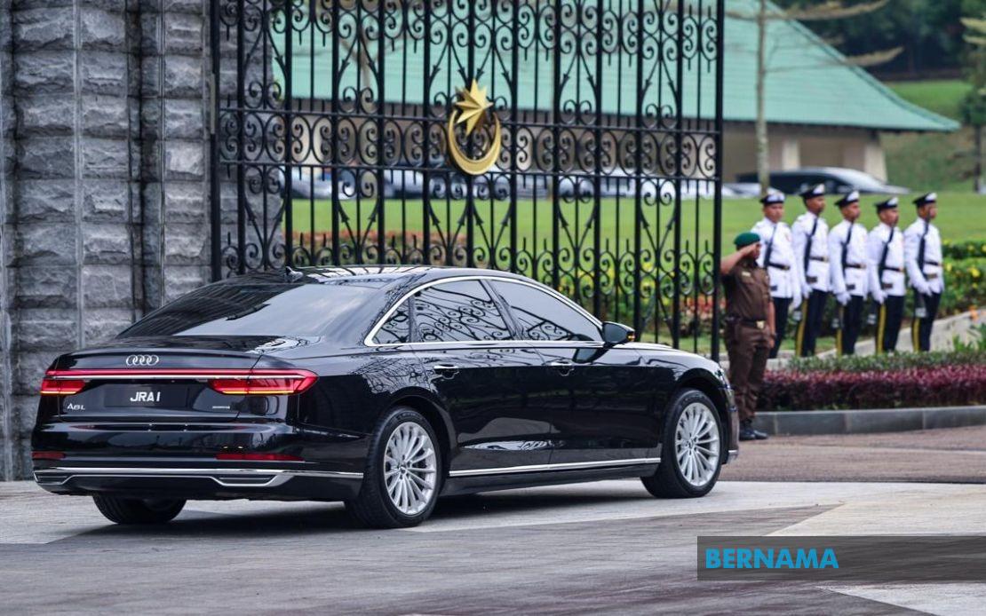 Onn Hafiz Arrives at Palace for Johor Menteri Besar Swearing-In