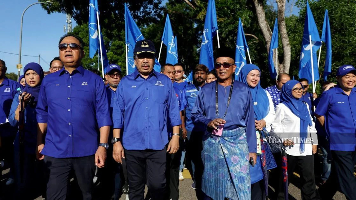 Umno Vice-President Johari Ghani Rallies Johor Support for BN's Tiram Campaign