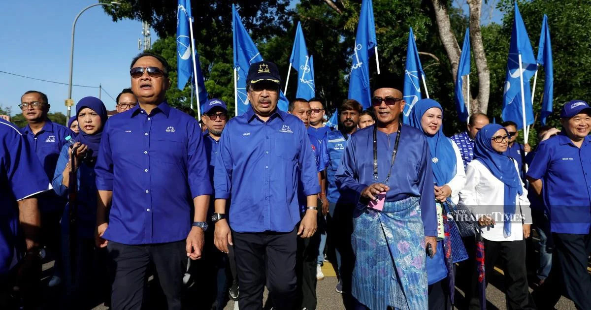 Umno Vice-President Johari Ghani Rallies Johor Support for BN's Tiram Campaign
