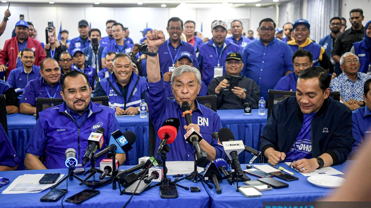 BN Top Brass Converge At Johor Election War Room As Votes Counted