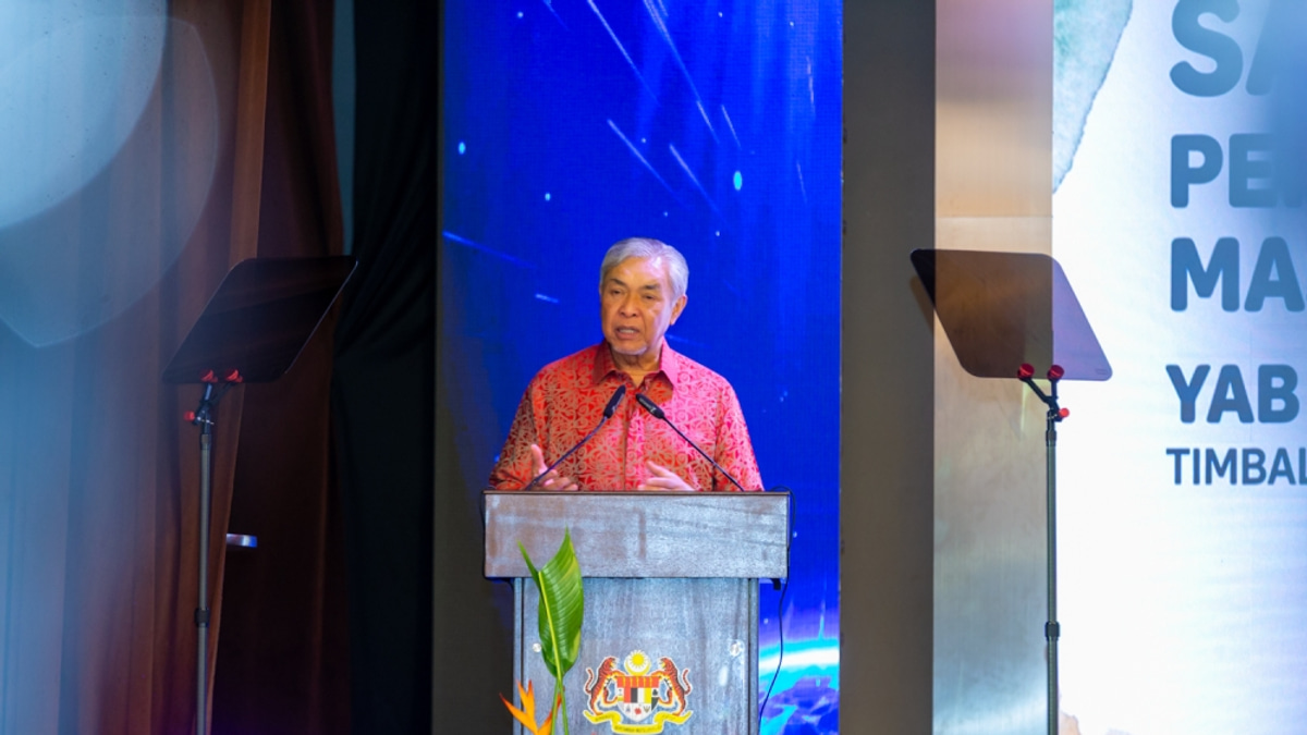 Deputy PM Zahid Dismisses Claims of Coalition Talks, Pledges Continued Backing for Unity Government