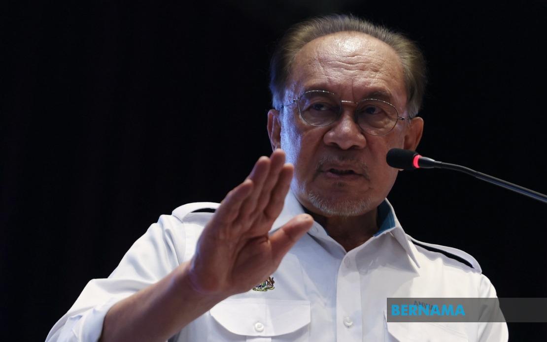 Anwar Cautions Against Politicising Royal Institutions Ahead of Elections