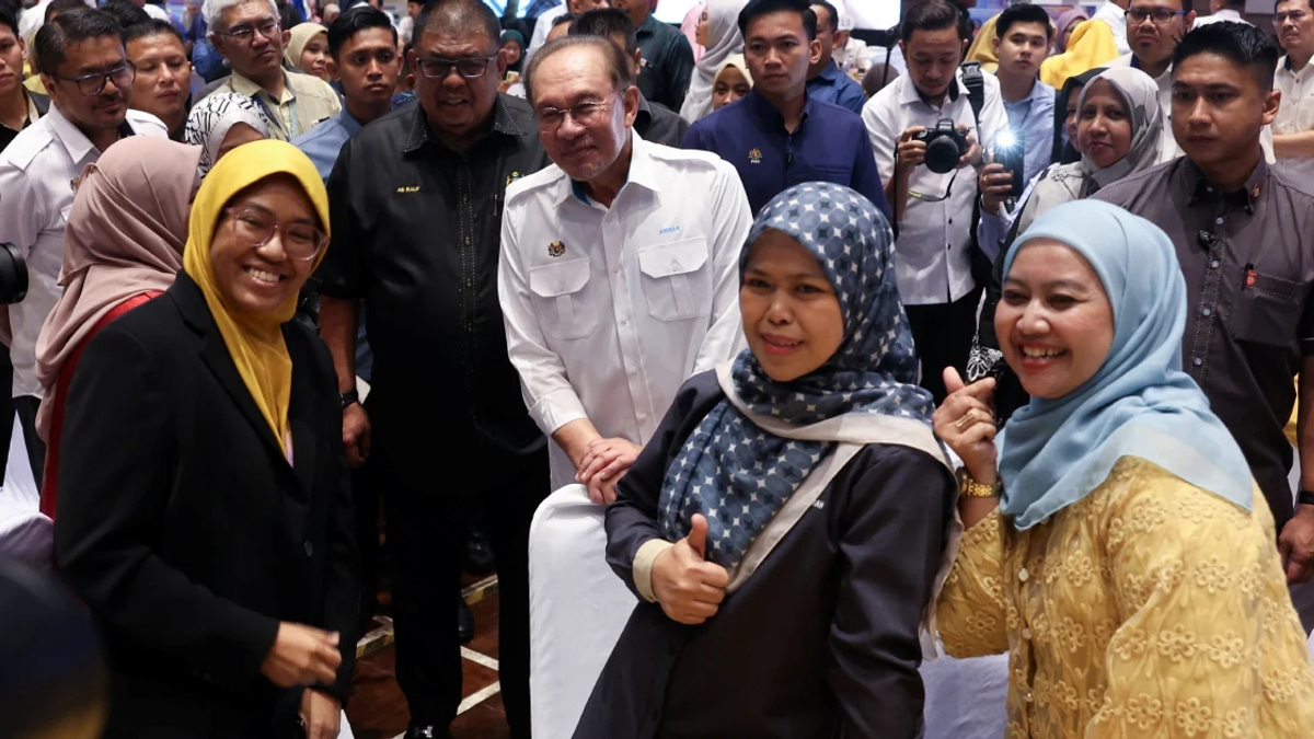 Malaysia's Competitiveness Surge: How Anwar Credits Civil Service Reform