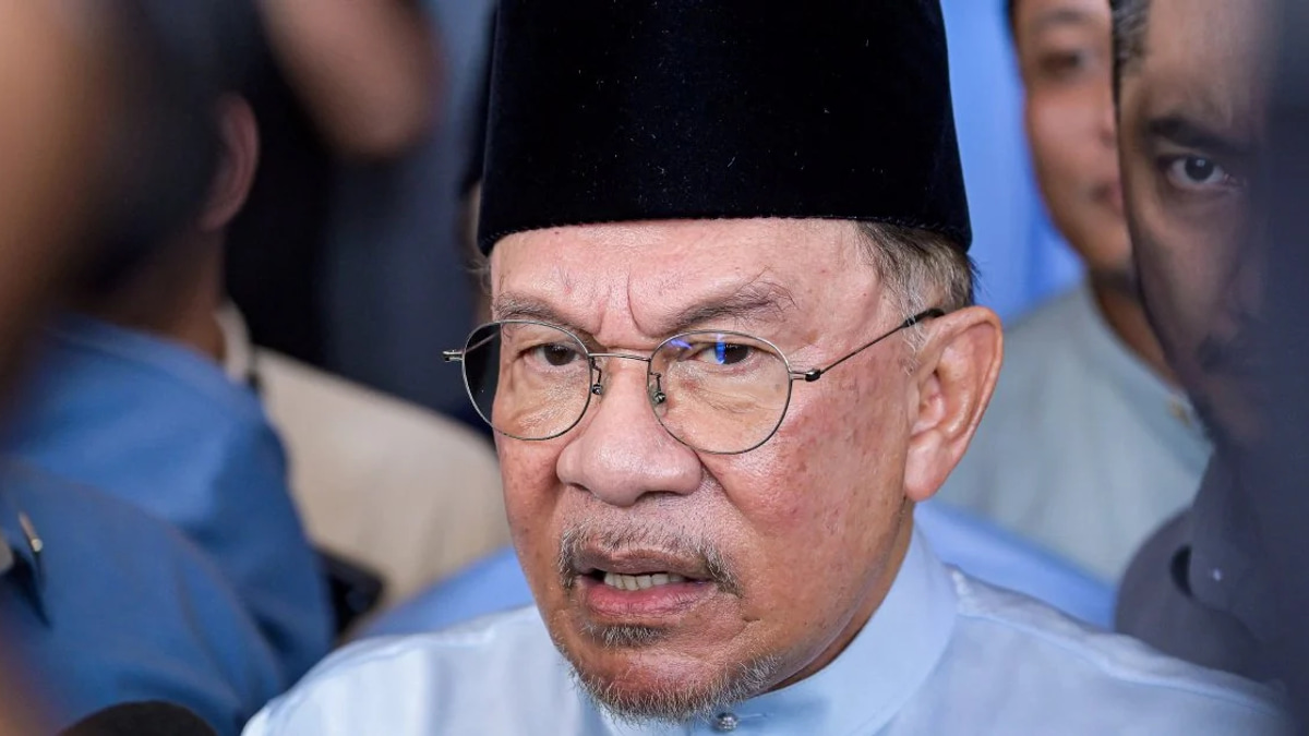 Anwar Denies Claims of Barring Onn Hafiz From Felda Event