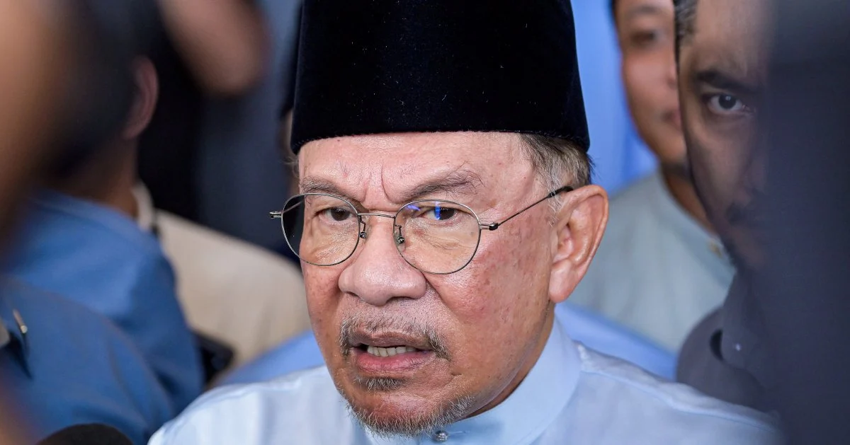Anwar Denies Claims of Barring Onn Hafiz From Felda Event