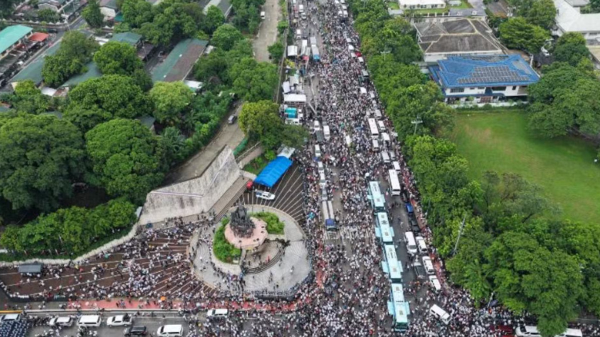 Iglesia Ni Cristo mobilises thousands to protest senator's arrest amid Duterte impeachment crisis