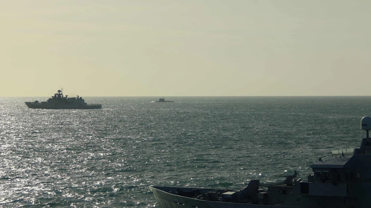 UK PM Downplays 'Sinister' Label for Russian Warship Incident in English Channel