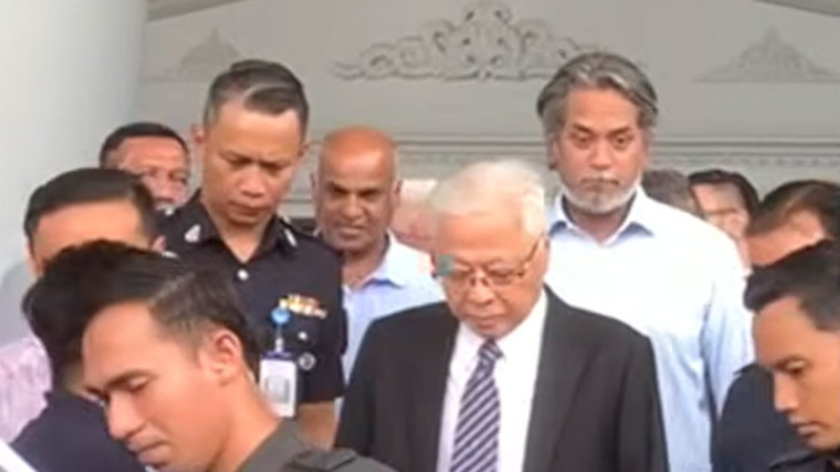 Khairy's Courtroom Show of Solidarity with Ismail Sabri Signals Party Unity Message