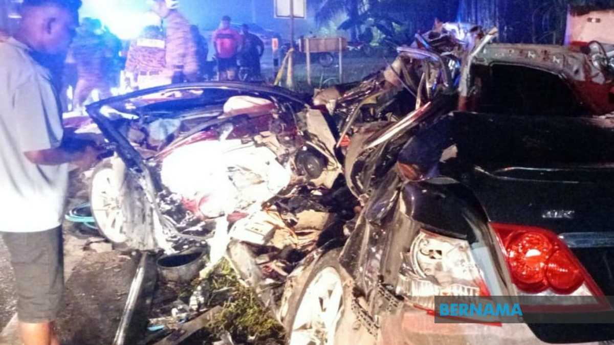 PM Anwar Offers Condolences to Families of Six Killed in Bentong Highway Collision