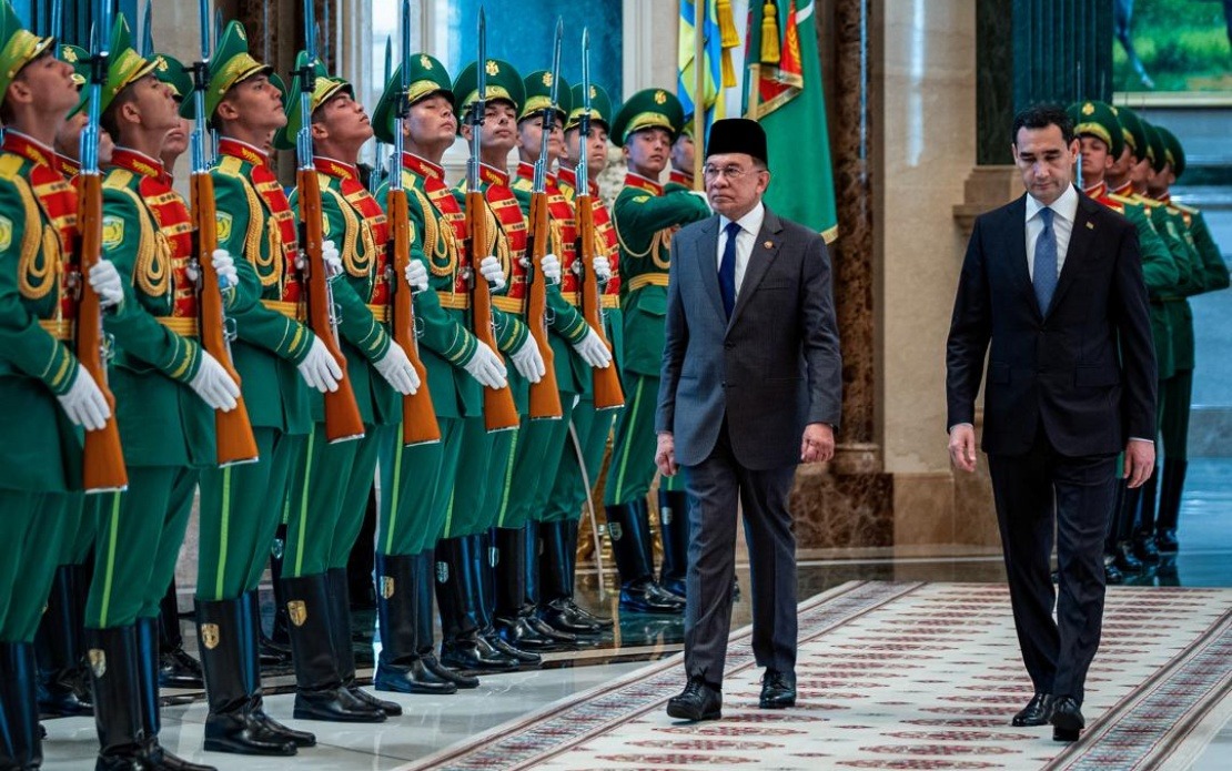 PM Anwar Receives Official Welcome in Turkmenistan on Inaugural Visit