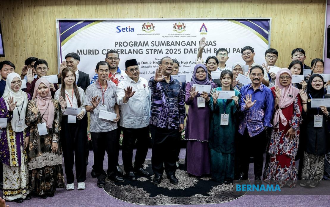 214 STPM Top Achievers in Batu Pahat Receive Prime Minister's Special Contributions