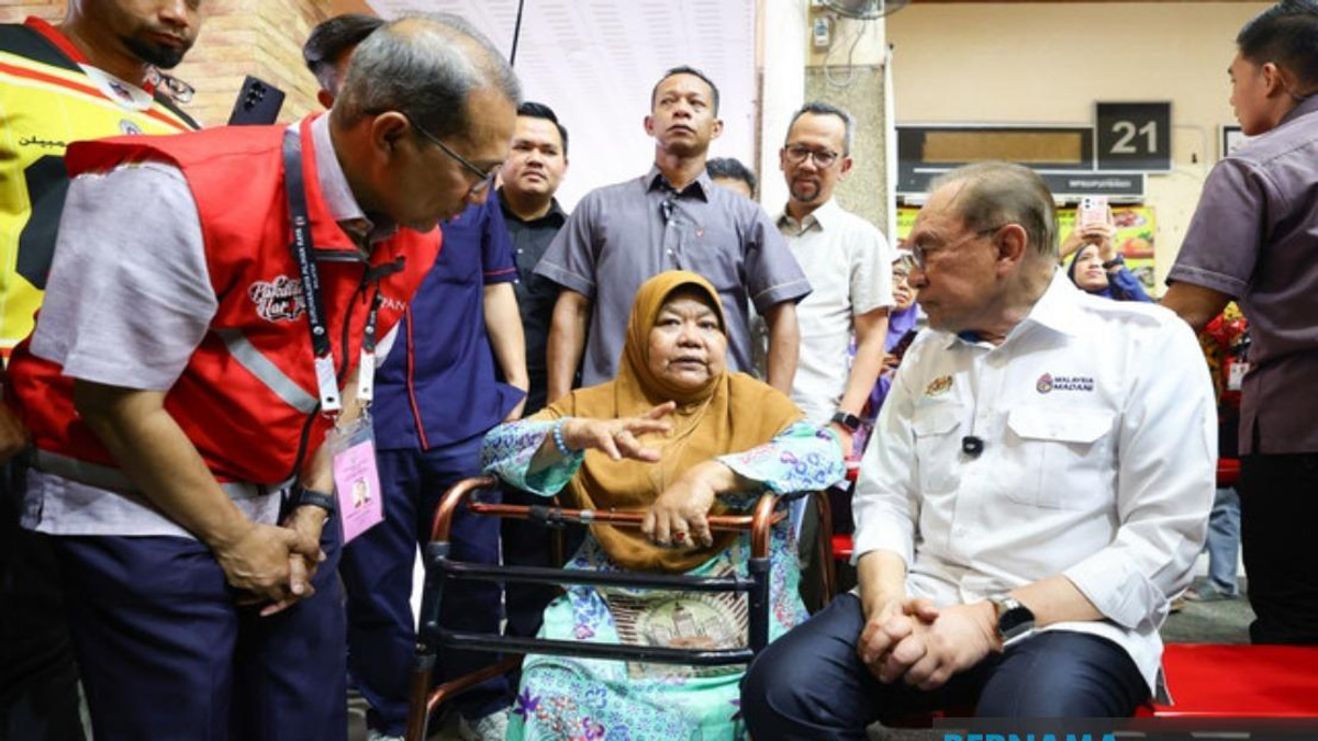 Disabled Senior Citizens Ride Through Rain To Meet PM Anwar in Negeri Sembilan