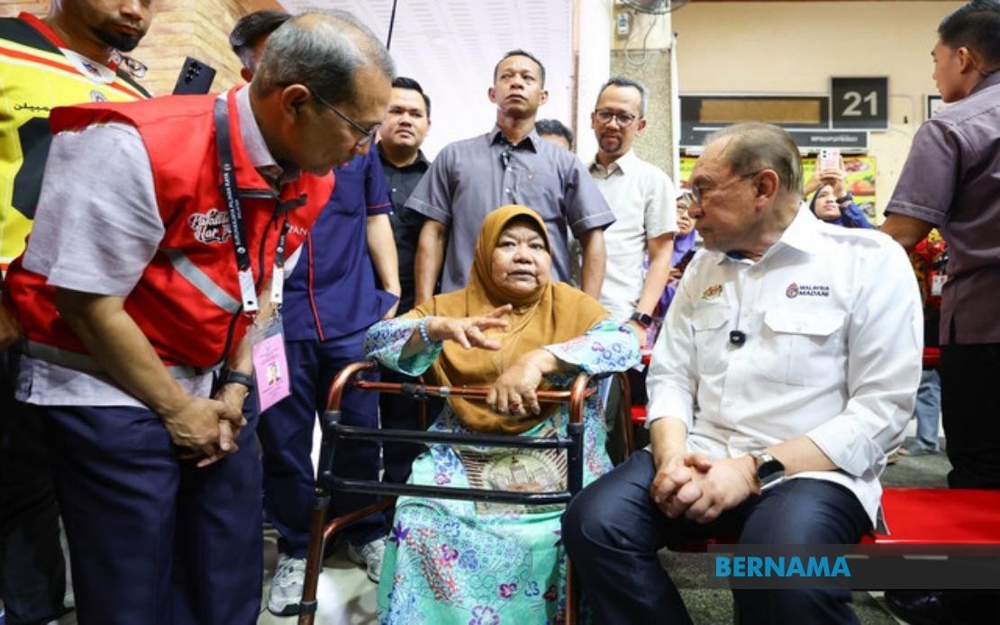 Disabled Senior Citizens Ride Through Rain To Meet PM Anwar in Negeri Sembilan