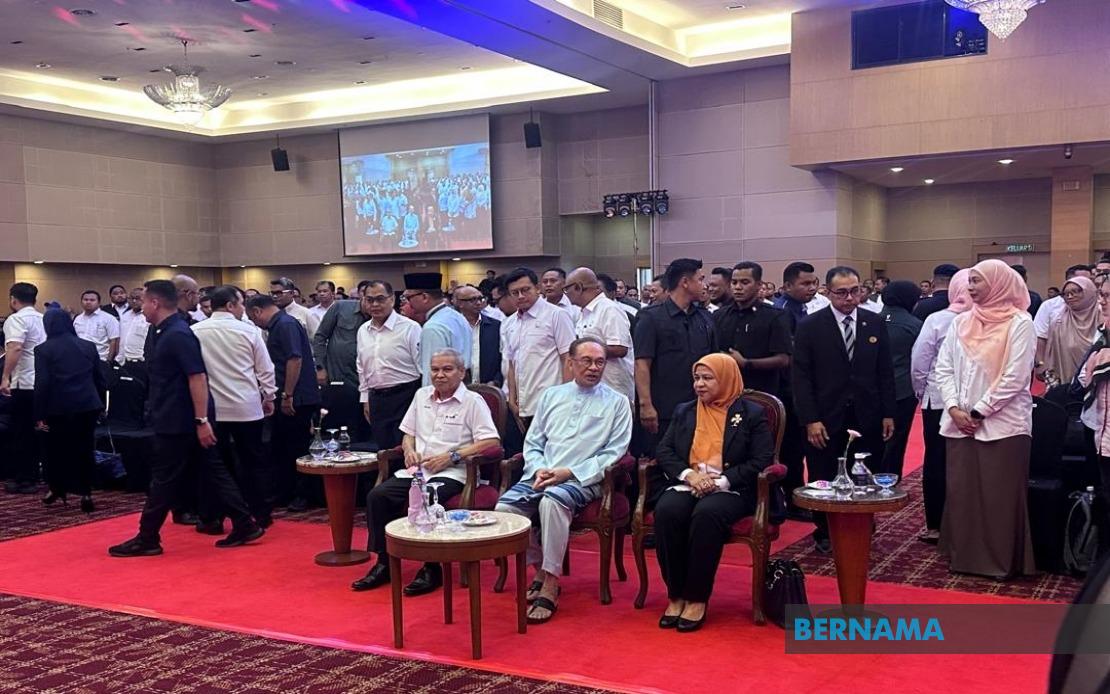 Anwar Awaits FELDA Investigation Findings Before Public Disclosure