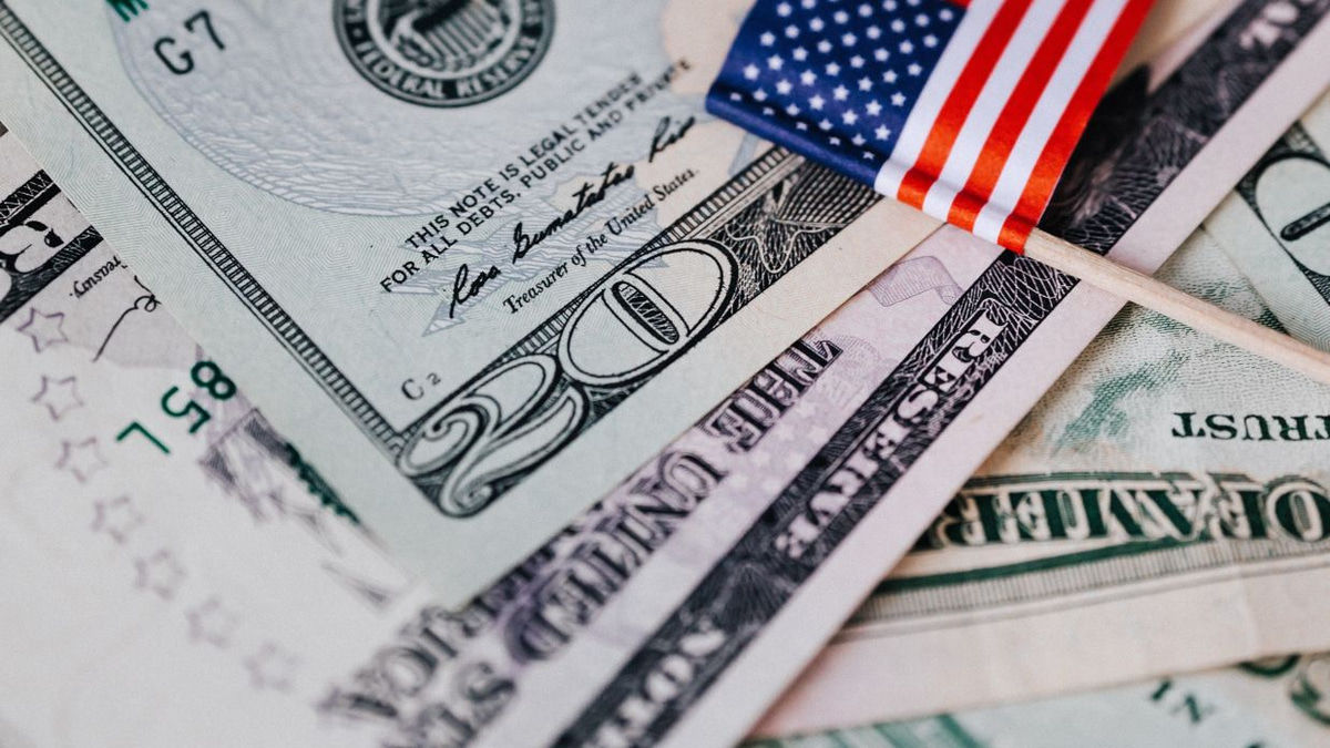Dollar Surges to Year-High as Fed Rate Hike Bets Intensify; Yen Tumbles Near 40-Year Weakness