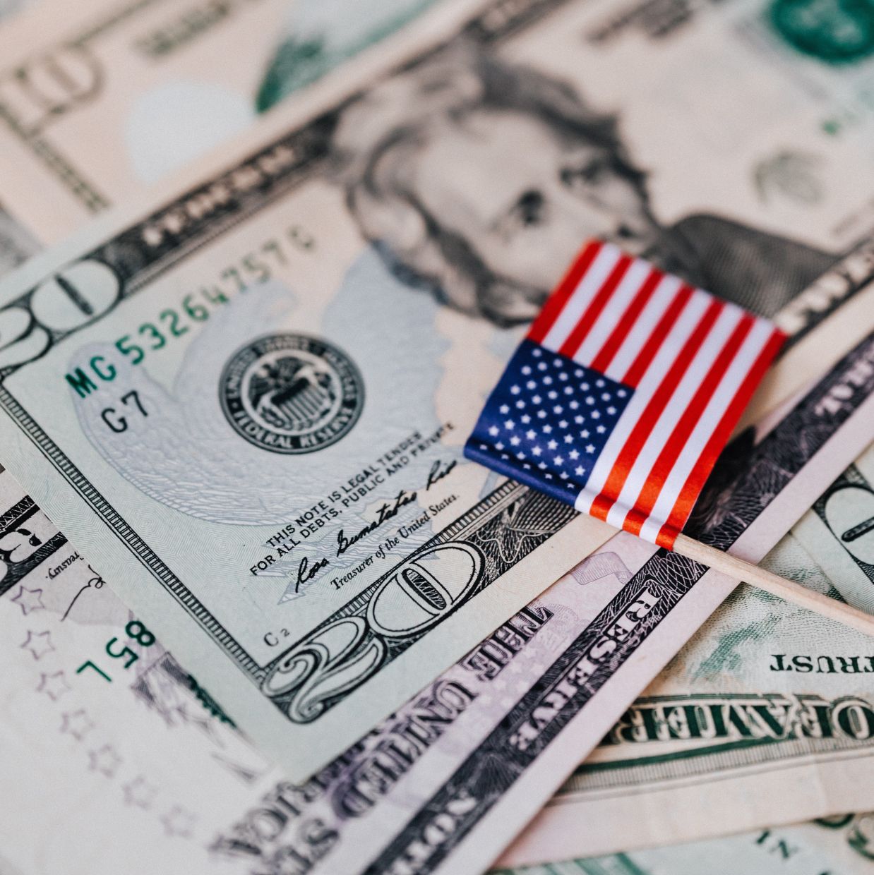 Dollar Surges to Year-High as Fed Rate Hike Bets Intensify; Yen Tumbles Near 40-Year Weakness