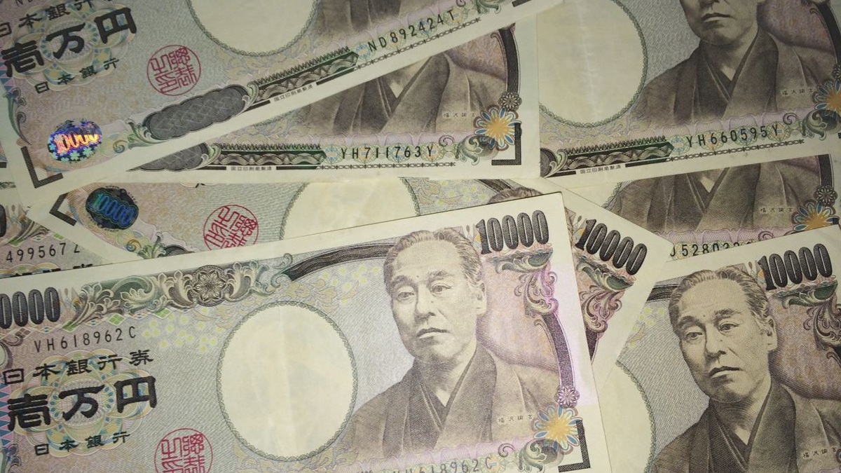 Japanese Yen Slides to 40-Year Low Despite Rate Hike, Stoking Intervention Fears