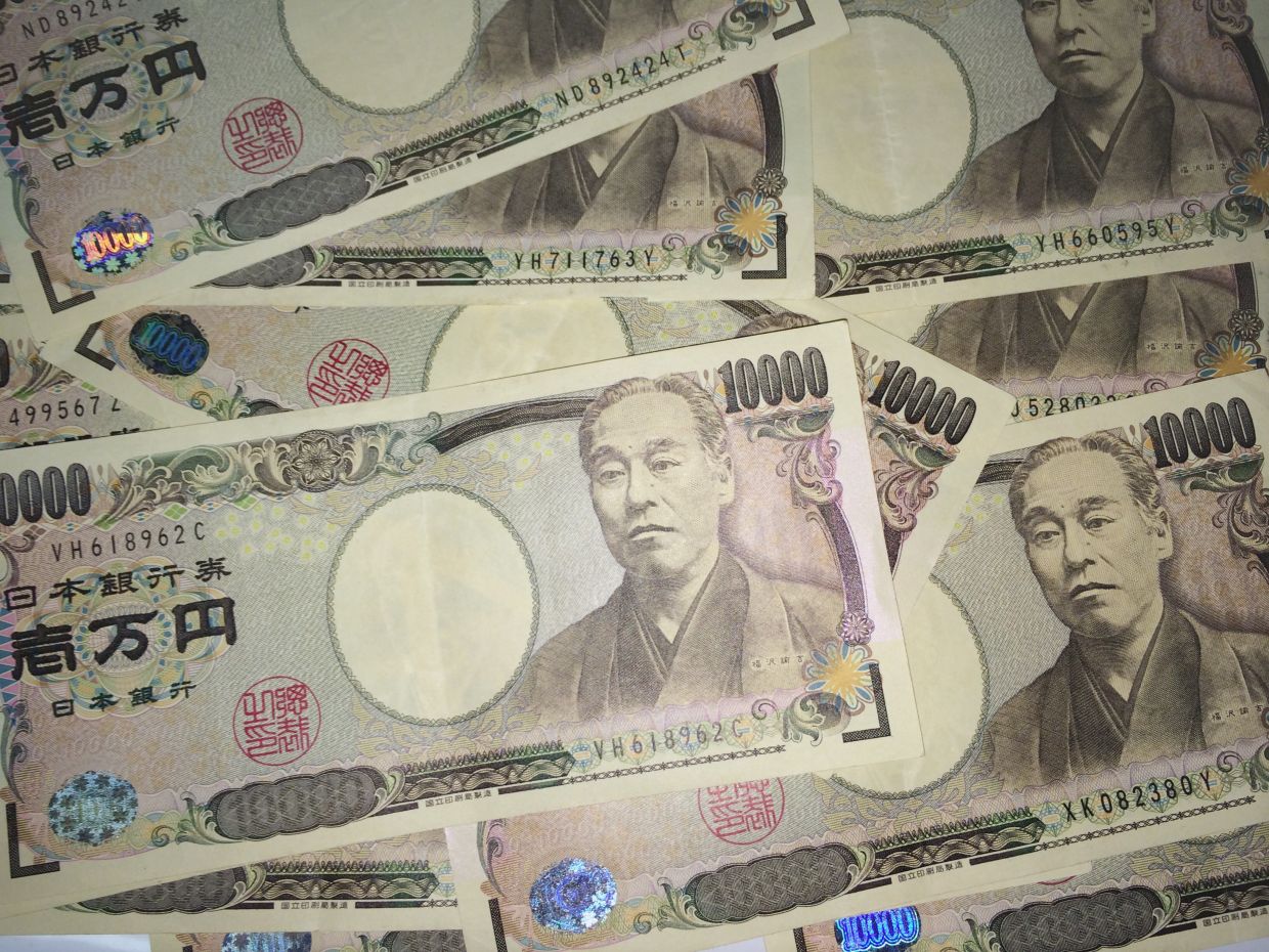 Japanese Yen Slides to 40-Year Low Despite Rate Hike, Stoking Intervention Fears