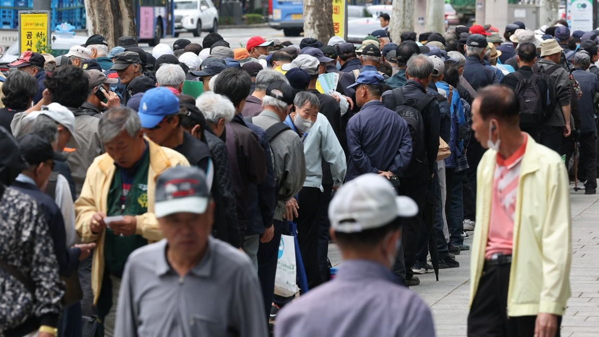 Seoul Wrestles with Cost of Expanding Free Bus Rides for Elderly Residents