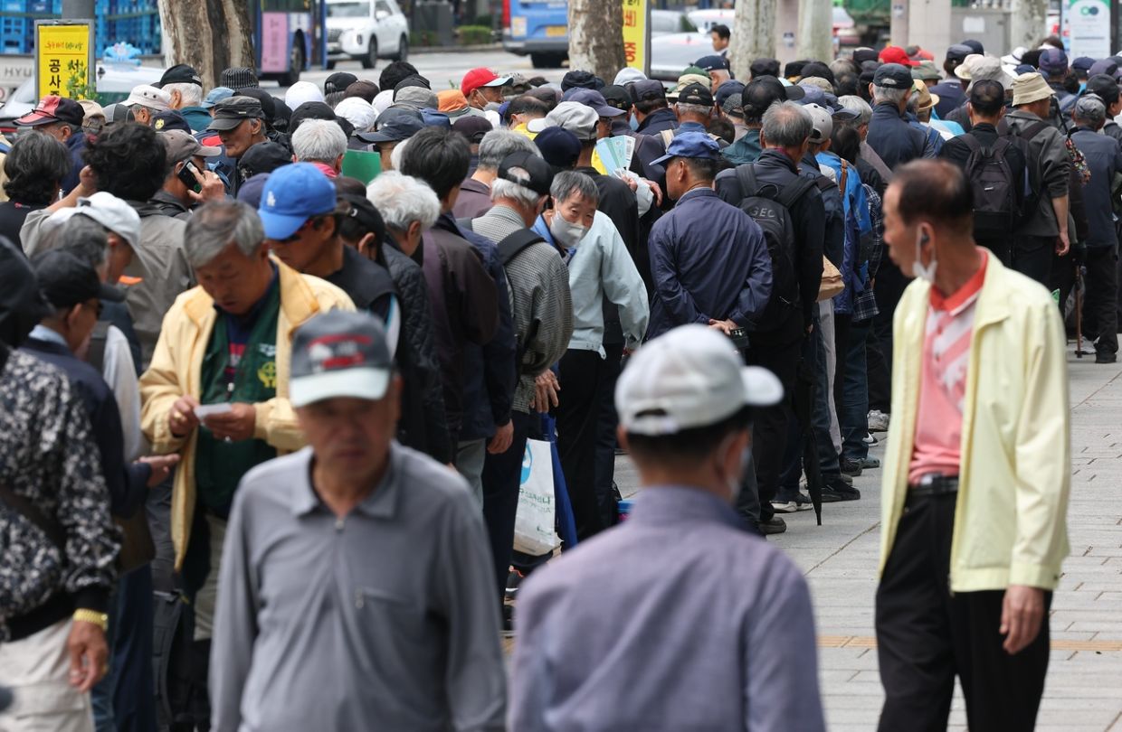 Seoul Wrestles with Cost of Expanding Free Bus Rides for Elderly Residents