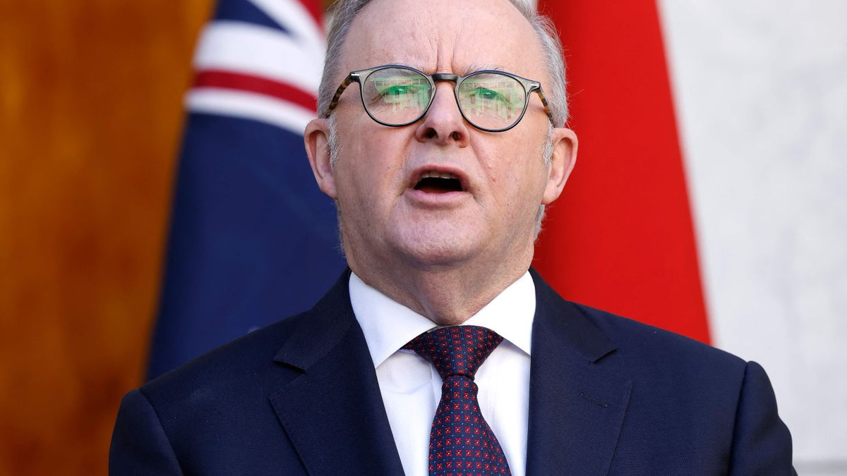 Australian PM Refuses to Apologise Over Crude Joke About Japanese Leader's Gift