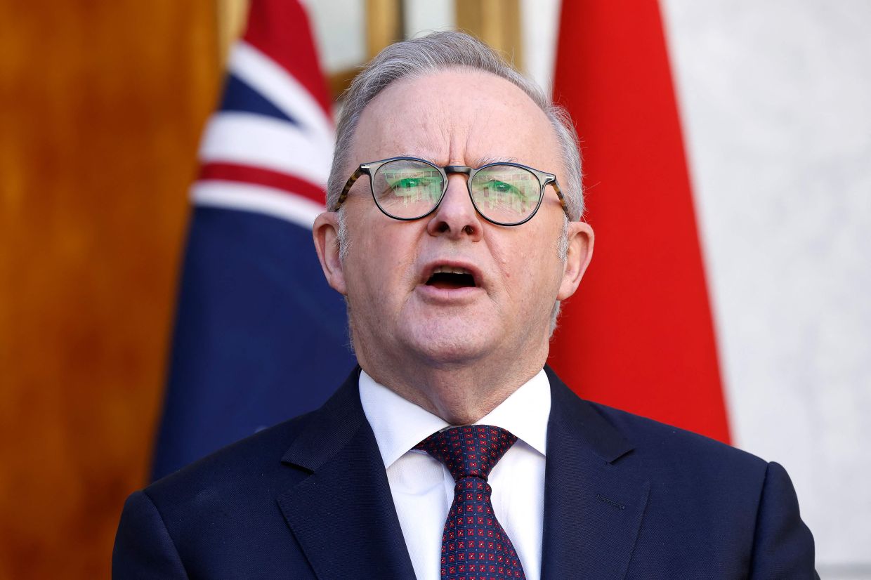 Australian PM Refuses to Apologise Over Crude Joke About Japanese Leader's Gift