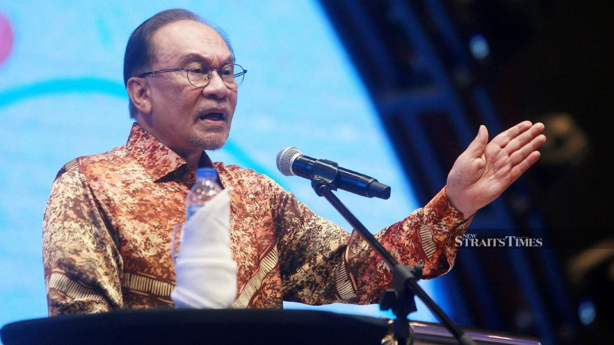 Anwar Dismisses Claims of Political Revenge in Tabung Haji and Felda Investigations