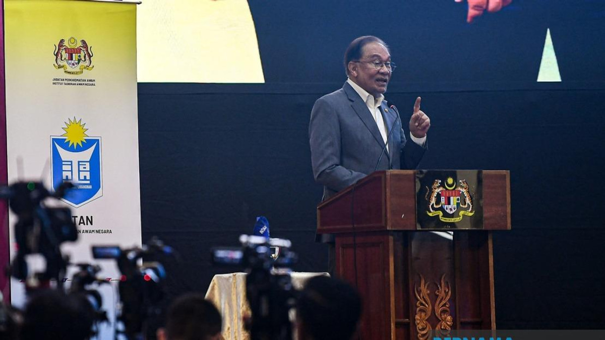 Anwar Apologises for Stern Tone with Civil Servants, Defends Passionate Leadership