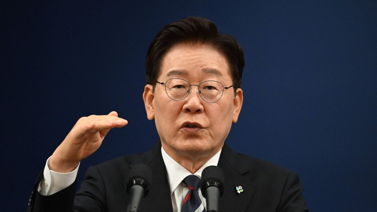South Korea's President Lee Jae Myung faces historic approval slump as negative views overtake positive sentiment