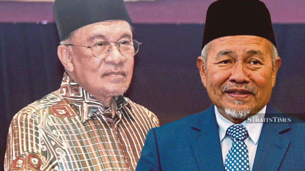 Anwar Serves Defamation Demand on PAS Deputy President Tuan Ibrahim