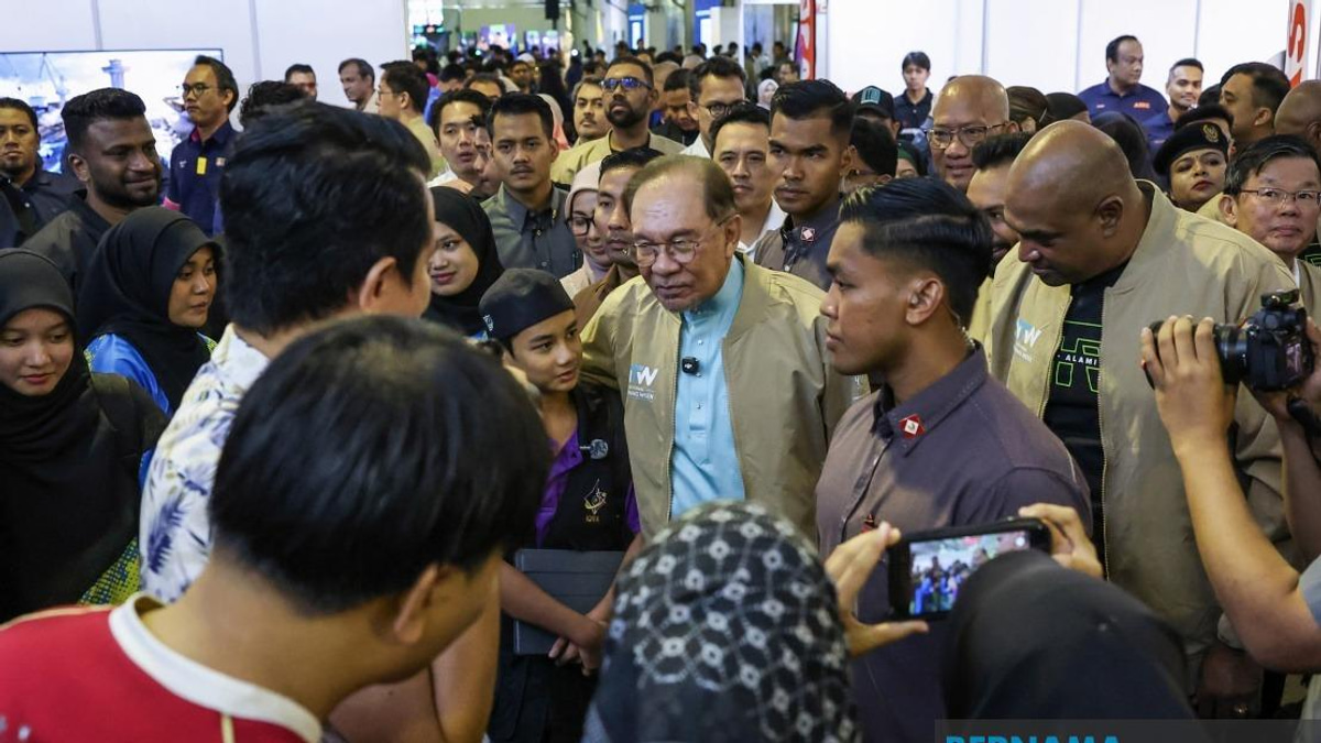 Malaysia Cannot Prosper While Trapped In Divisive Politics, Anwar Tells Youth
