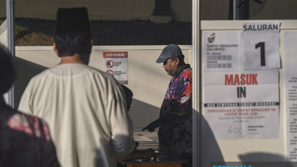 Federal Ministers and Deputies Exercise Vote in Johor State Elections