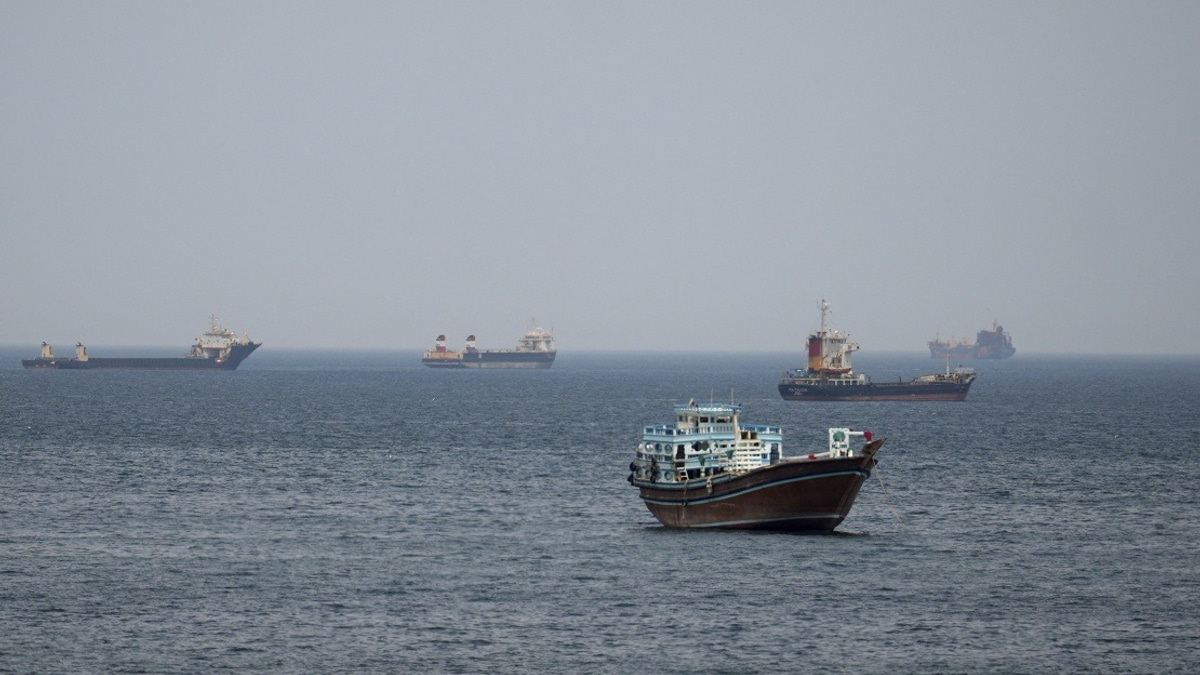 Iran's Top Negotiator Arrives in Oman to Discuss Strait of Hormuz Management Framework