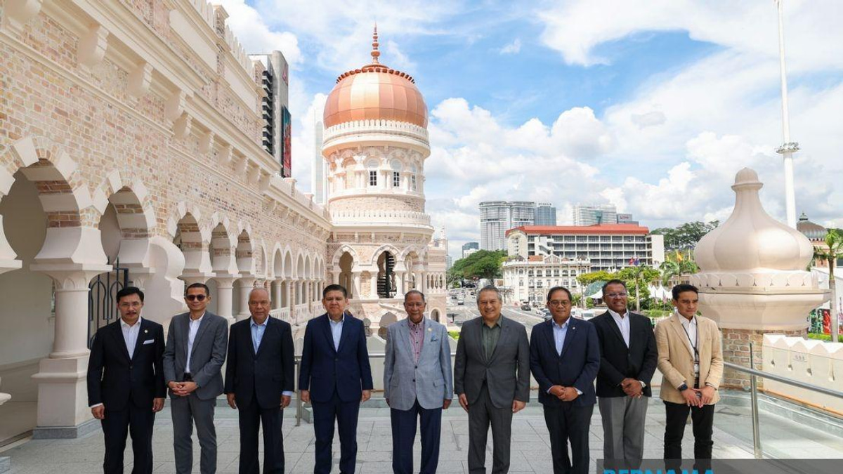 Kedah Sultan Tours Restored Sultan Abdul Samad Building in Kuala Lumpur