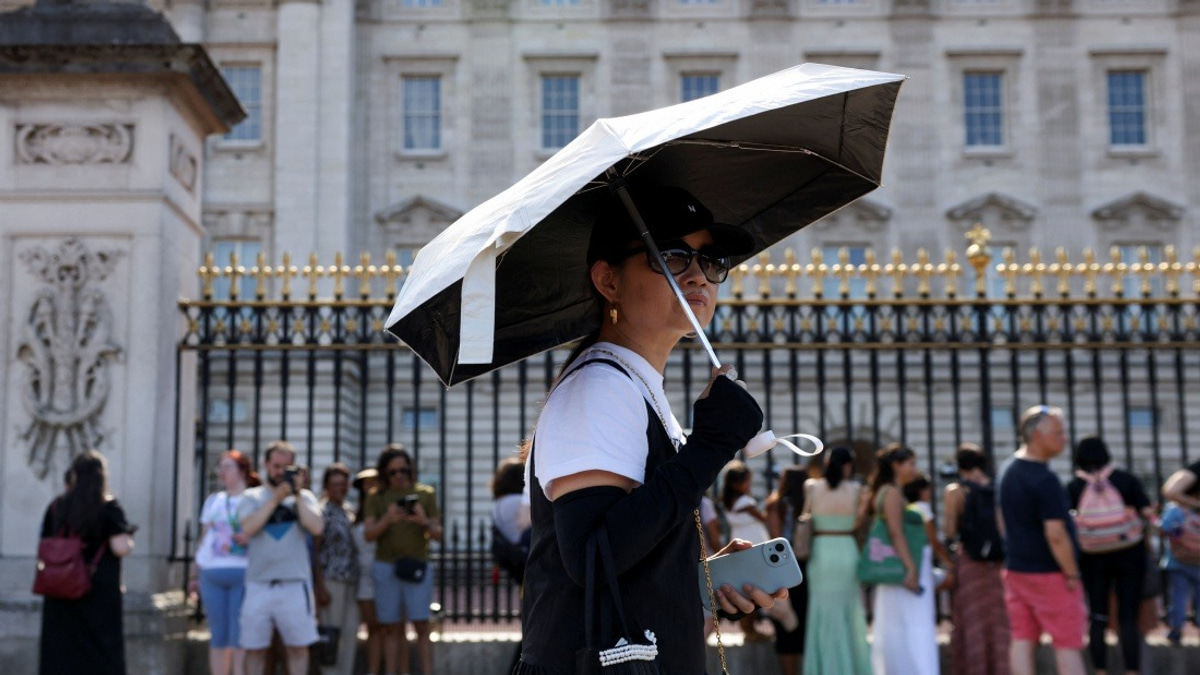 Buckingham Palace Suspends Iconic Guard Ceremony as UK Battles Dangerous Heatwave