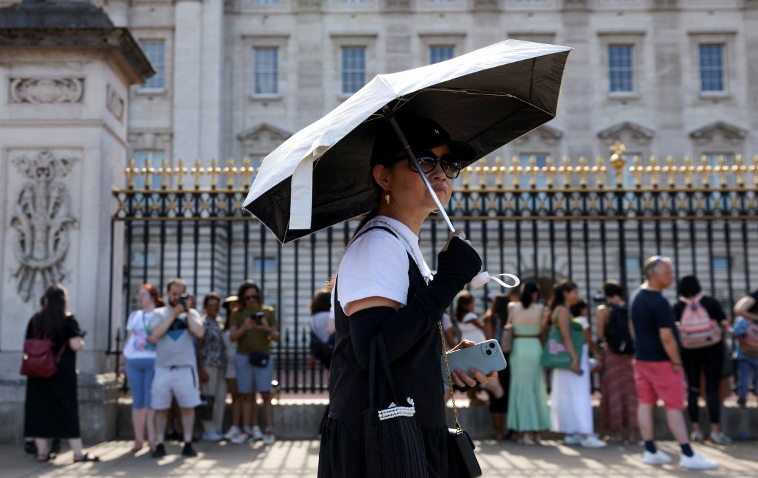 Buckingham Palace Suspends Iconic Guard Ceremony as UK Battles Dangerous Heatwave
