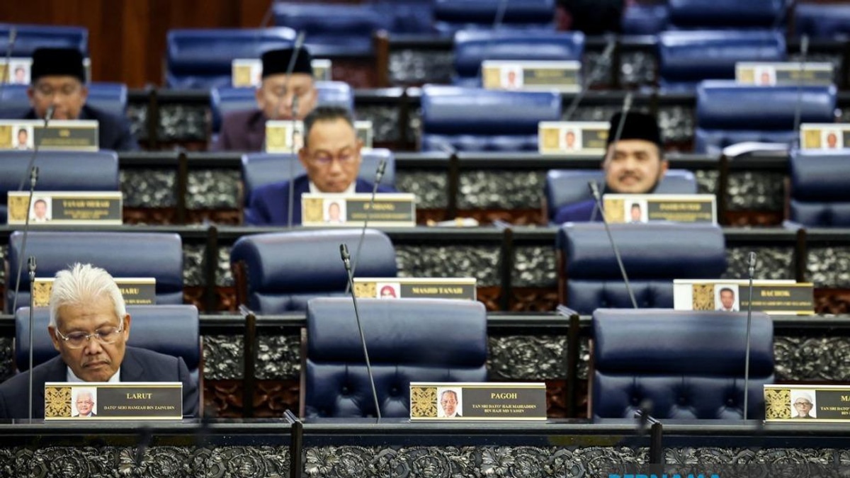 Speaker Confirms Hamzah's Opposition Leadership Role Amid Parliamentary Seating Reshuffle