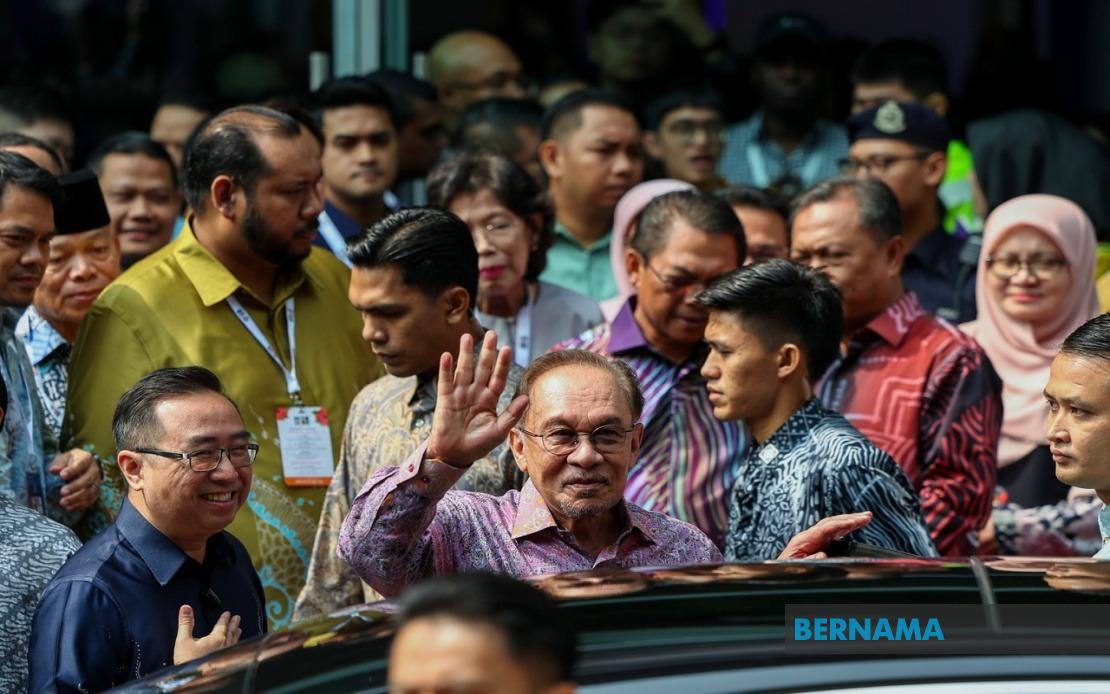 Anwar Denies Knowledge of PKR Invitation to Azmin