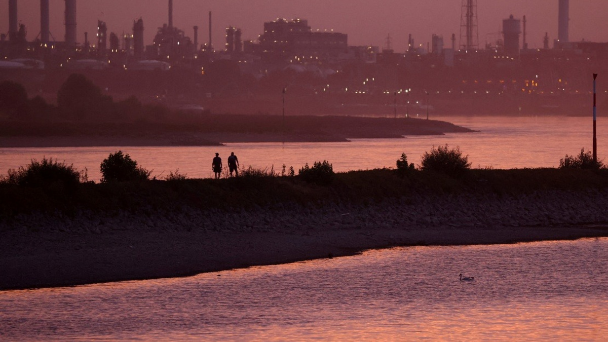 Receding Rhine Exposes Large WWII Bomb Near Cologne