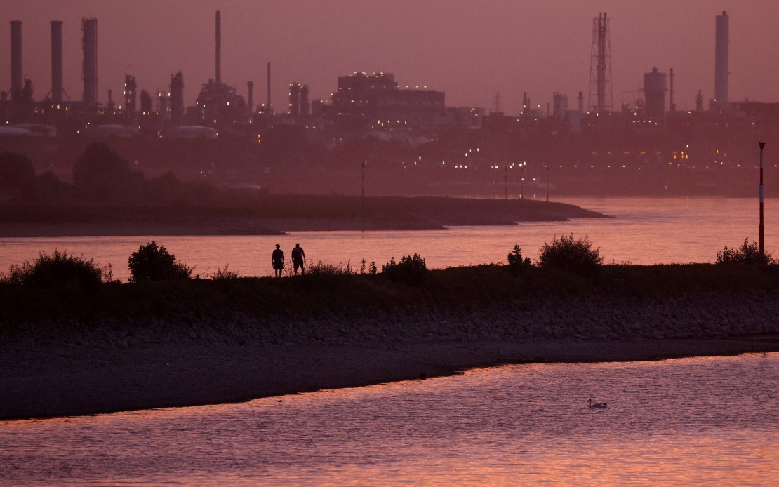 Receding Rhine Exposes Large WWII Bomb Near Cologne