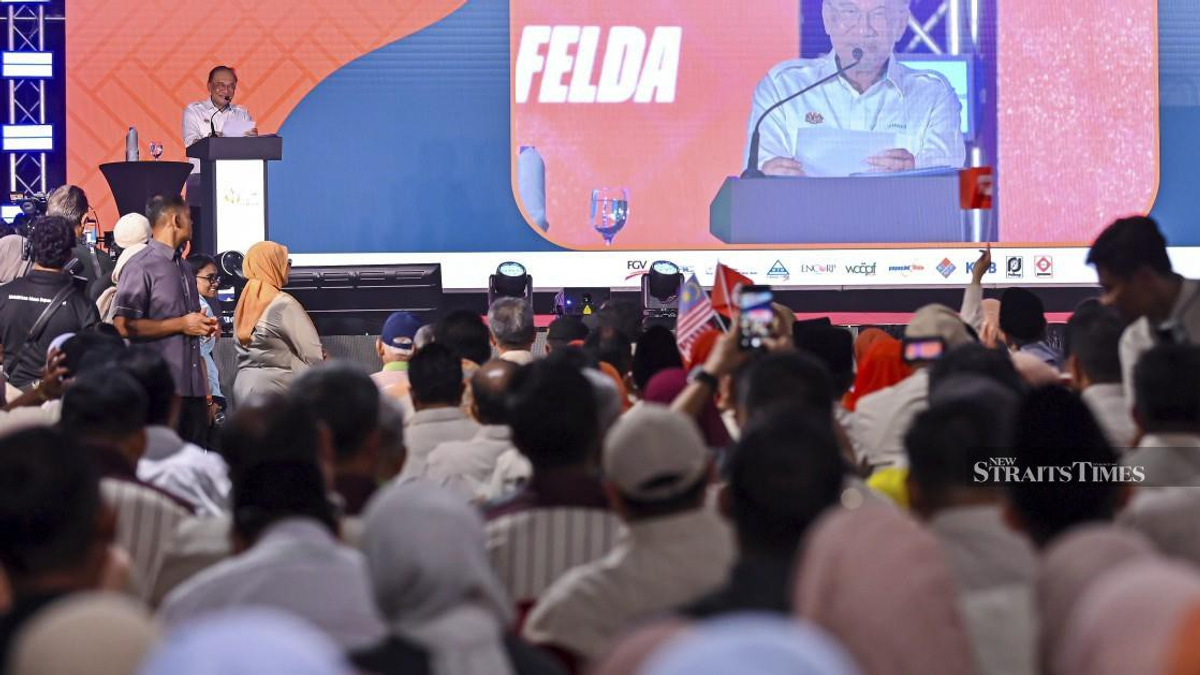 Anwar Urges Felda to Chart New Course as RM980 Million Debt Weighs on Struggling Plantation Agency
