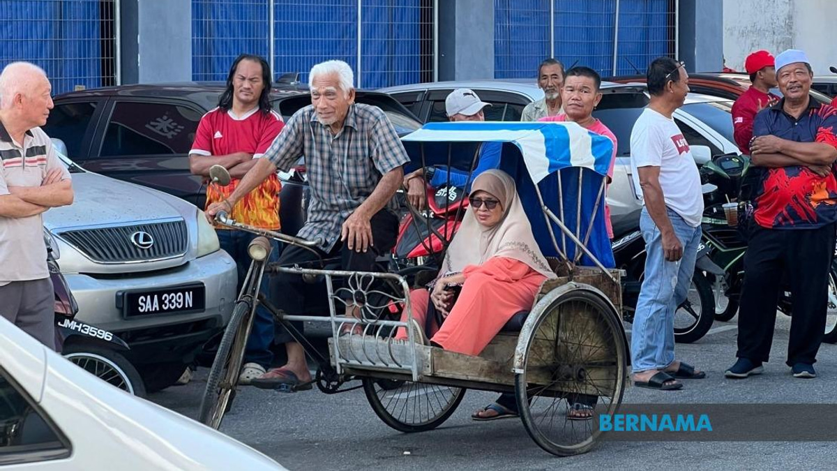 Determined Octogenarian Pedals Trishaw Through Heat to Glimpse PM Anwar in Johor
