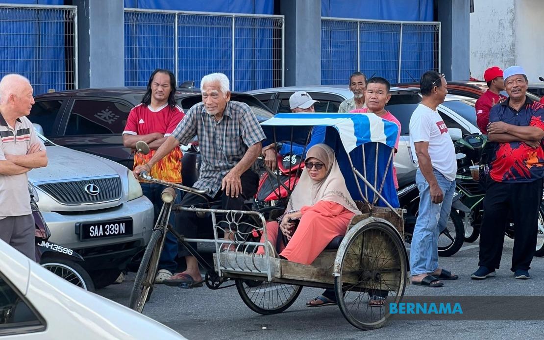 Determined Octogenarian Pedals Trishaw Through Heat to Glimpse PM Anwar in Johor